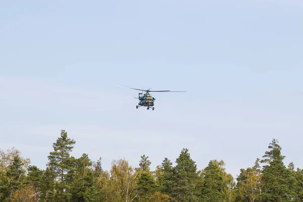 Военный Вертолет Окрашенный Камуфляжный Цвет Летит Высоко Небе Закрыть — стоковое фото