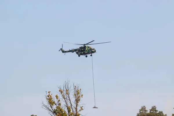 Военный Вертолет Окрашенный Камуфляжный Цвет Летит Высоко Небе Закрыть — стоковое фото