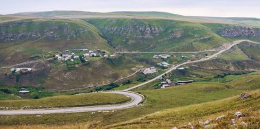 Güzel dağ manzarası. Yerleşim yerleri olan yeşil ağaçlarla kaplı dağlar. Kabardino-Balkaria 'da. Rusya Federasyonu 'nun.