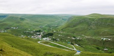 Güzel dağ manzarası. Yerleşim yerleri olan yeşil ağaçlarla kaplı dağlar. Kabardino-Balkaria 'da. Rusya Federasyonu 'nun.