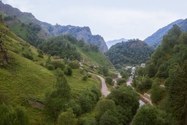 Güzel dağ manzarası. Yerleşim yerleri olan yeşil ağaçlarla kaplı dağlar. Kabardino-Balkaria 'da. Rusya Federasyonu 'nun.