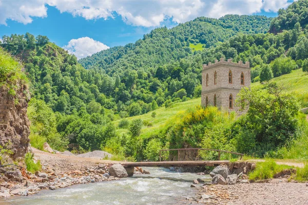 Όμορφο Ορεινό Τοπίο Βουνά Καλυμμένα Καταπράσινα Δέντρα Οικισμούς Στο Kabardino Φωτογραφία Αρχείου