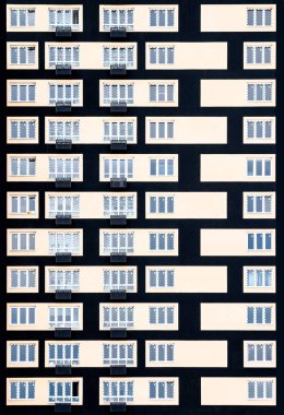 Çok sayıda penceresi olan ön duvar. Modern binanın ön duvarındaki pencereler, binaya soyut bir görünüm kazandıran düz dikdörtgenler oluşturur..