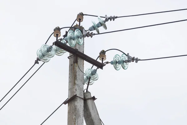 Ondersteuning Van Elektriciteitsleidingen Stroomkabels Palen Gedetailleerde Close — Stockfoto