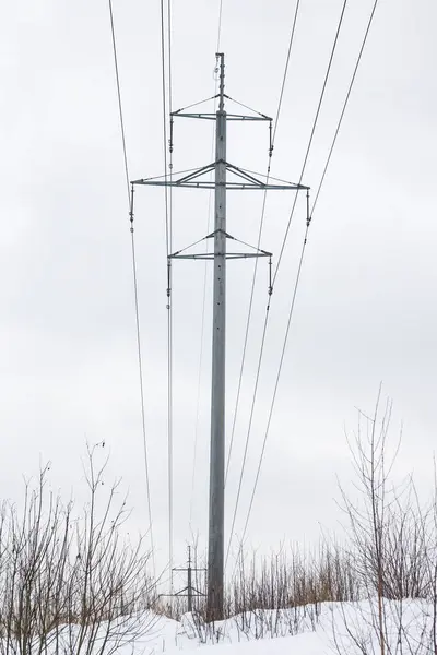 Unterstützt Von Stromleitungen Stromleitungen Und Strommasten Detaillierte Nahaufnahme Stockbild