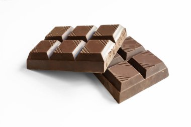 Çikolata. Enfes çikolatalar, yakın plan. Beyaz bir arkaplanda izole edilmiş.