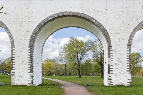 Das Rostokinsky Aquädukt Ist Auch Als Die Millionste Brücke Moskau lizenzfreie Stockfotos