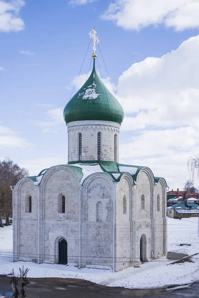 春の空を背景に十字架とロシアの農村教会の黄金のドーム 雲が立ち並ぶ美しい空を背景に正教会のドームを横切ります スペースのコピー — ストック写真