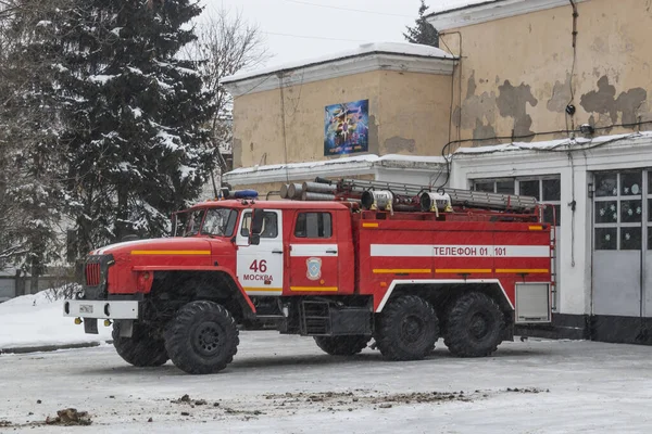 ロシアのモスクワのヴォストクニー地区 2021年1月21日 消防車雪の中で消防署で街の通りにウラル4320 消防用特殊車両 — ストック写真