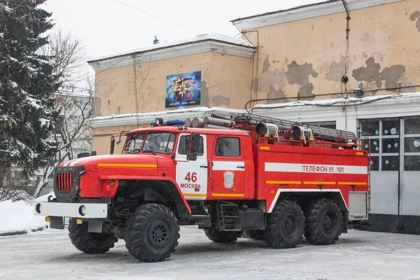 ロシアのモスクワのヴォストクニー地区 2021年1月21日 消防車雪の中で消防署で街の通りにウラル4320 消防用特殊車両 — ストック写真