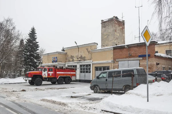 ロシアのモスクワのヴォストクニー地区 2021年1月21日 消防車雪の中で消防署で街の通りにウラル4320 消防用特殊車両 — ストック写真