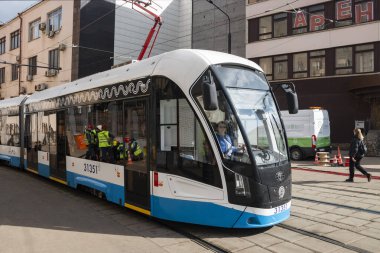 Merkez Bölge, Moskova, Rusya - 28 Mart 2021. Moskova tramvayı. Moskova 'da kentsel elektrik taşımacılığı.