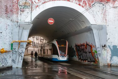 Merkez Bölge, Moskova, Rusya - 28 Mart 2021. Moskova tramvayı. Moskova 'da kentsel elektrik taşımacılığı. Modern Moskova tramvayı kemerden geçer..