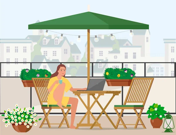 Chica freelancer trabaja en un ordenador portátil en el balcón con vistas a la ciudad. — Vector de stock