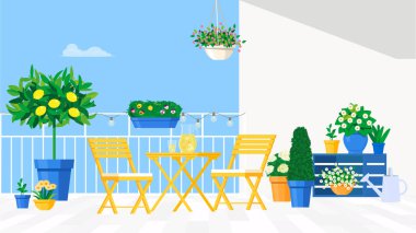 Sarı bahçe mobilyalarıyla güneşli balkon