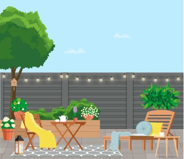 Mobilyaları ve çitleri olan rahat bir bahçe.