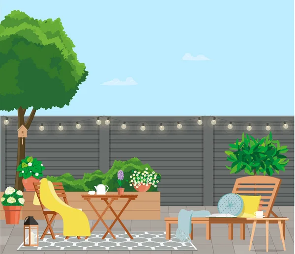 Mobilyaları ve çitleri olan rahat bir bahçe.