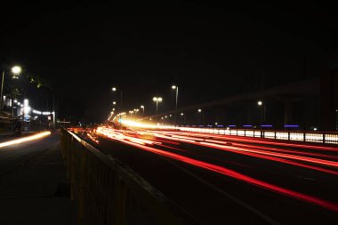 Otobanda hız trafik ışıkları, uzun pozlama, kentsel arka plan ve karanlık gökyüzü