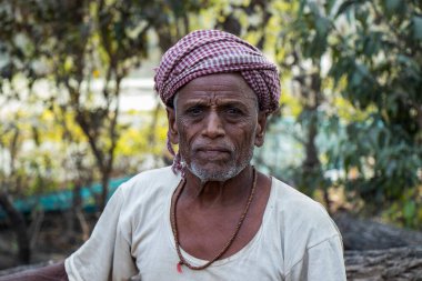 Kameraya bakan Hintli bir çiftçi portresi - Begusarai, Bihar, Hindistan - 20-01-2021