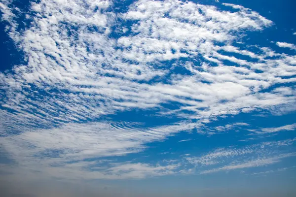 Fundo Dramático Céu Nuvens Céu Azul Moody Cloudscape Imagem Panorâmica — Fotografia de Stock