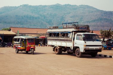 Büyük ve küçük tuk-tuk