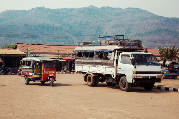 Stora och små tuk-tuk — Stockfoto