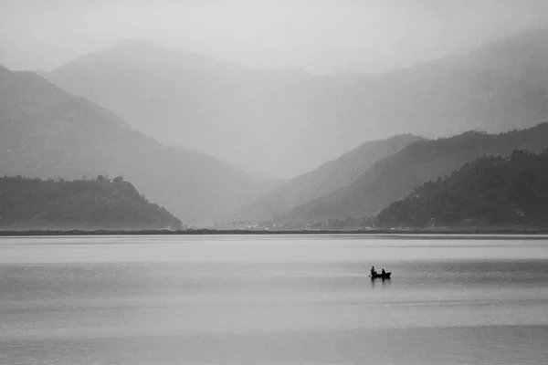 Phewa озеро (чорно-білий) — стокове фото