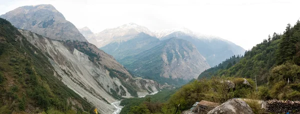 Berge und Fluss — Stockfoto