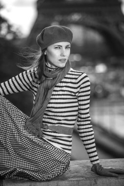 Paris 'te şık bir kadın, siyah ve beyaz.