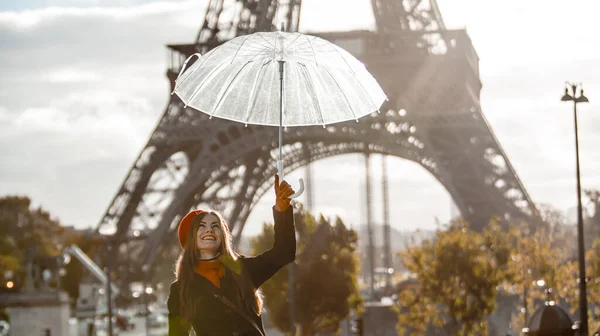 Vacker Kvinna Med Paraply Parisiska Gatan Glad Leende Rörelse — Stockfoto