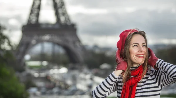 穿着红色贝雷帽和秋天衣服的年轻时髦女人 — 图库照片