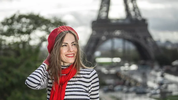 Junge Stylische Frau Roter Baskenmütze Und Herbstkleidung Freien — Stockfoto