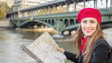  Kırmızı bereli ve Paris 'te sonbahar elbiseli şık bir kadın.