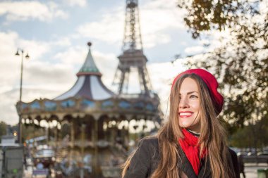  Kırmızı bereli ve Paris 'te sonbahar elbiseli şık bir kadın.