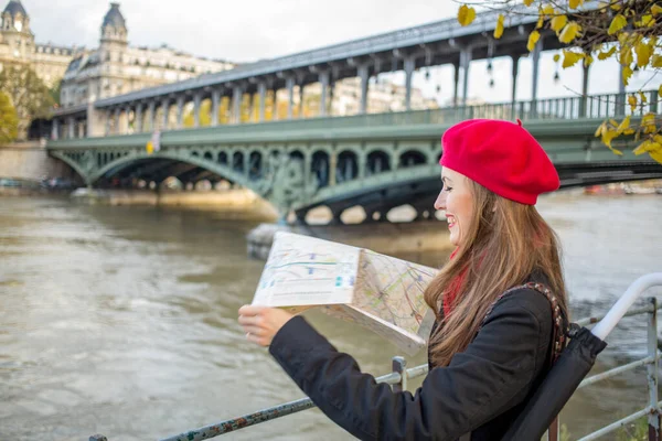 パリの赤いベレー帽と秋の服の若いスタイリッシュな女性 — ストック写真