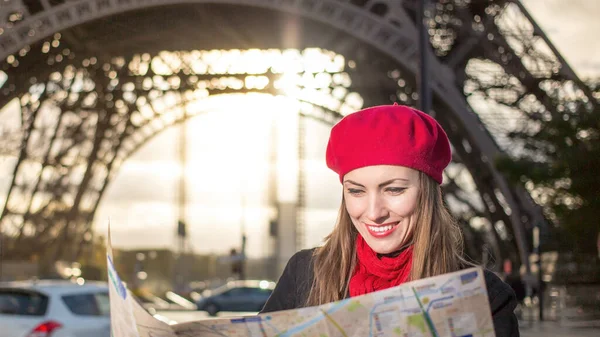 Молодая Стильная Женщина Красном Берете Осенней Одежде Париже — стоковое фото