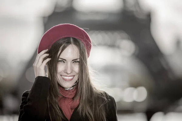 Paris Mutlu Genç Bir Kadın — Stok fotoğraf