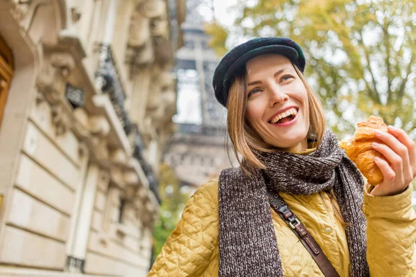 Krásná Žena Jíst Croissant Ulici Těší Dobré Teplé Počasí Eiffelovou — Stock fotografie