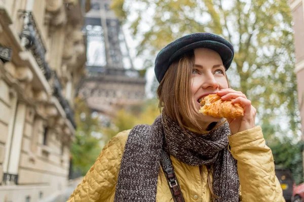 Krásná Žena Jíst Croissant Ulici Těší Dobré Teplé Počasí Eiffelovou — Stock fotografie