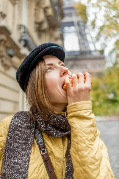 Krásná Žena Jíst Croissant Ulici Těší Dobré Teplé Počasí Eiffelovou — Stock fotografie