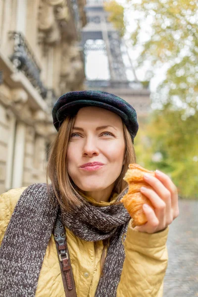 Krásná Žena Jíst Croissant Ulici Těší Dobré Teplé Počasí Eiffelovou — Stock fotografie