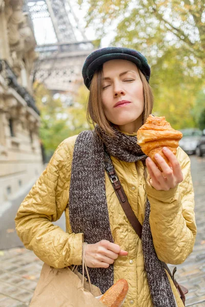 Schöne Frau Beim Croissant Essen Auf Der Straße Bei Schönem Stockfoto
