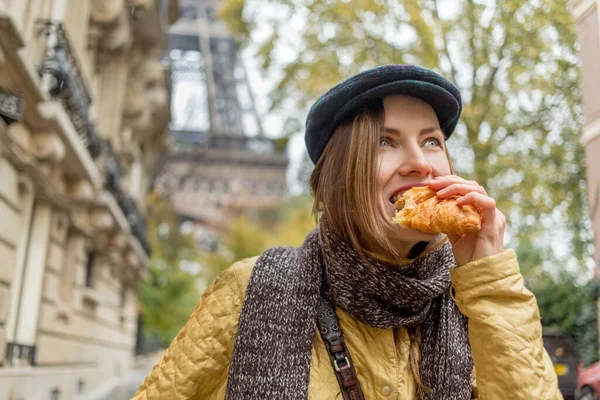Schöne Frau Beim Croissant Essen Auf Der Straße Bei Schönem lizenzfreie Stockbilder