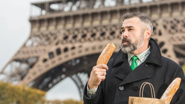 Knappe Man Pak Jas Eet Een Franse Rol Eiffeltoren — Stockfoto