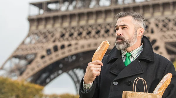 Schöner Mann Anzug Und Mantel Isst Eine Französische Rolle Über Stockbild