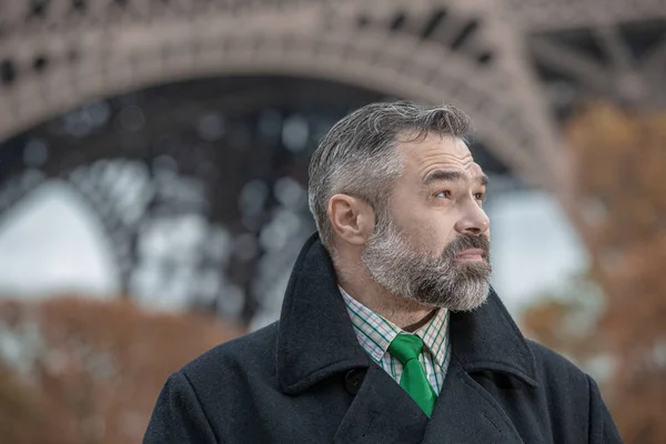 Bonito Homem Vestindo Terno Casaco Rua Sobre Torre Eiffel — Fotografia de Stock