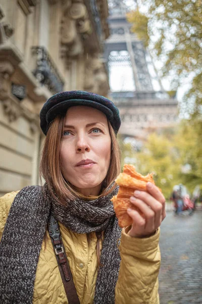 Schöne Frau Beim Croissant Essen Auf Der Straße Bei Schönem lizenzfreie Stockfotos