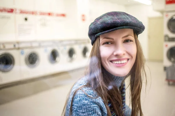 在欧洲公共洗衣店里的年轻女人 — 图库照片