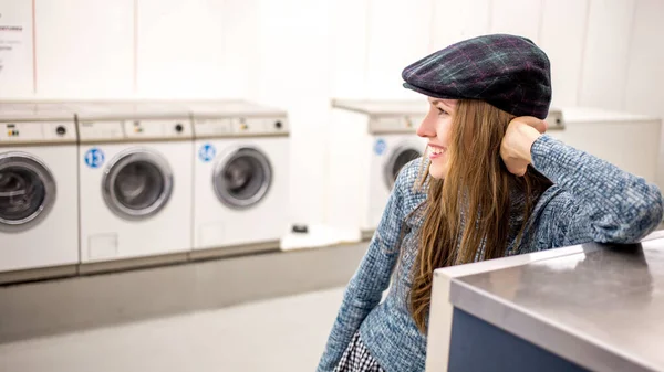 公共のヨーロッパの洗濯で若い女性 — ストック写真