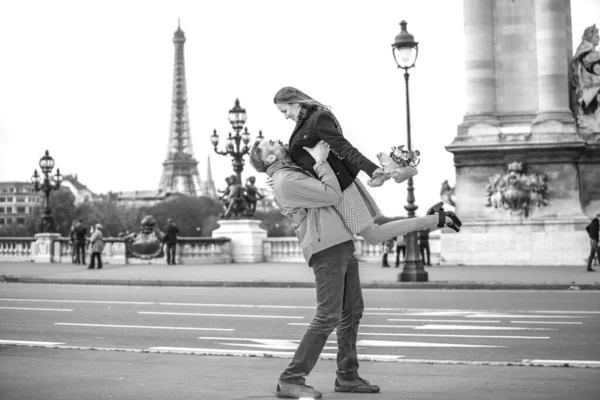 Pareja Cariñosa Paris — Foto de Stock